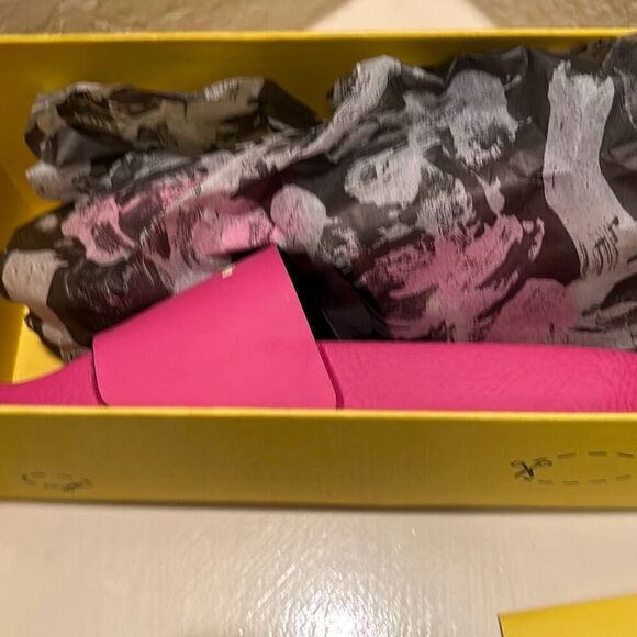 Off White Kids Size 1 Pool Slide Sandals Fuchsia Yellow Script Logo New In Box - Picture 6 of 11
